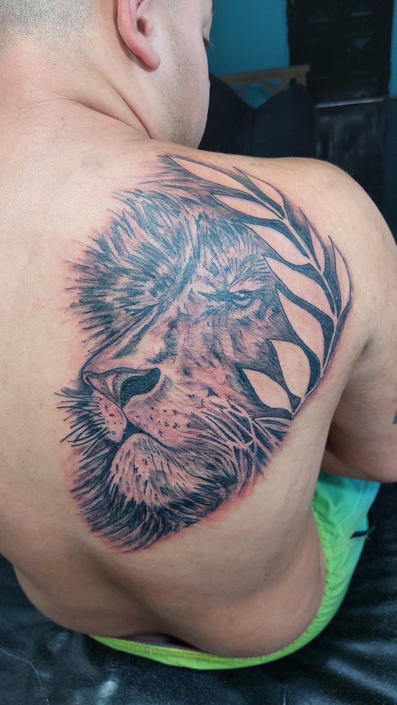 Tatuaje de retrato de león en blanco y negro, trabajo realizado en Tattoo Pappa